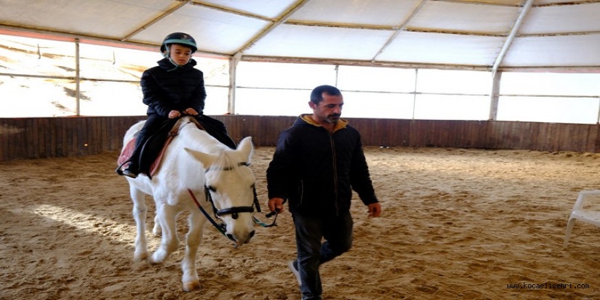 Ara tatili at üstünde geçirdiler