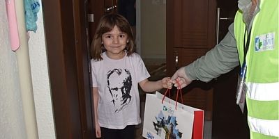 23 Nisanı evlerinde geçiren çocuklara süpriz