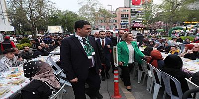 25 binden fazla vatandaş İzmit Belediye Meydanında iftar sofrasını paylaştı