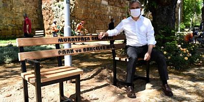 Antalya’da sosyal mesafe için bankların ortası kesildi!