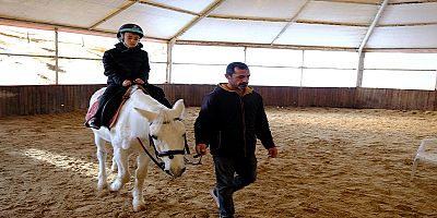 Ara tatili at üstünde geçirdiler