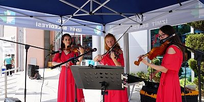 Barışın ezgileri İzmit sokaklarında yankılandı