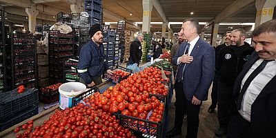 Başkan Büyükakın Perşembe Pazarını dolaştı