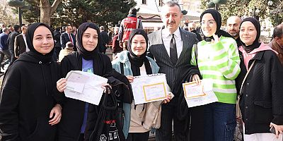 Büyükakın karne sevincine ortak oldu