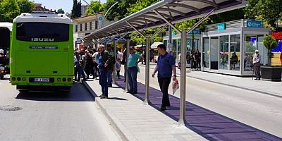 Büyükşehir 12 ilçede durakları yeniliyor