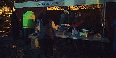 Darıca Belediyesi depremzedelere sıcak yemek dağıtıyor