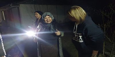 Deprem bölgesinde uzanabildiğimiz her ele dokunmaya çalışıyoruz