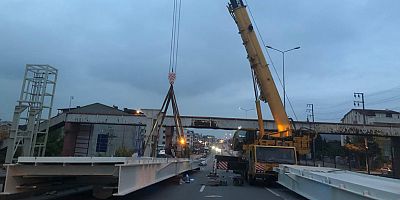 Derince 60 Evler üstgeçidinde köprü ve kiriş montajı 