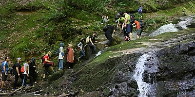 Doğaseverler Nüzhetiye Şelalesini keşfetti