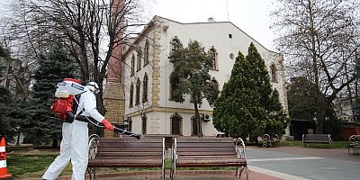 Duraklar ve parklar düzenli dezenfekte ediliyor