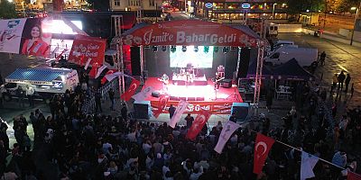 Gençler İzmit Belediyesinin bahar konserinde coştu