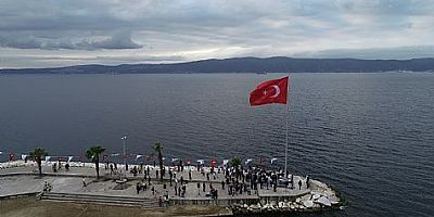 Gölcük Ulaşlı´da Bayrağımız Göndere Çekildi	