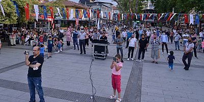  Gölcükte açık hava yaz konseri