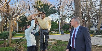 GÖLCÜKTE AHŞAP HEYKELLER ONARILIYOR