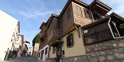 Her bir yapısı eser olan ‘Kapanca Sokak’