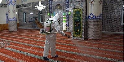 İbadete açılacak camiler dezenfekte ediliyor 