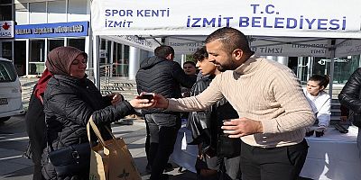 İzmit Belediyesi ektiği Aronyadan İzmitlilere ikram etti