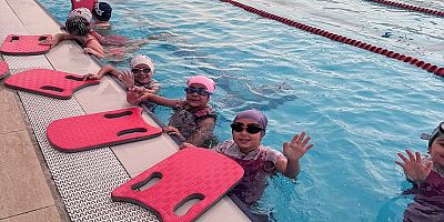 İzmit Belediyesinin Yüzme Bilmeyen Kalmasın Projesi tüm hızıyla sürüyor
