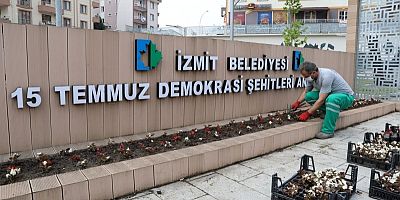 İzmit’in parklarında rengârenk çiçekler açtı