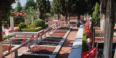 İzmit Namazgah Şehitliği çiçeklerle donatıldı