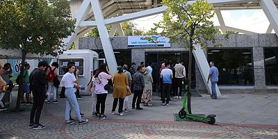 İzmit Seyahat Kartları Merkezi öğrencilerle dolup taşıyor