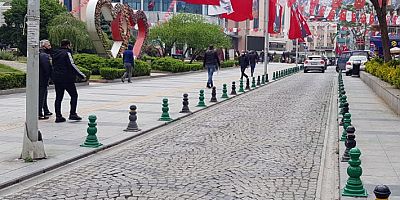 İzmit’te dubalar yeşil siyaha boyandı