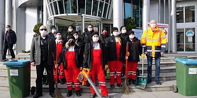 İzmitin Temizliğine Kadın Eli Değiyor