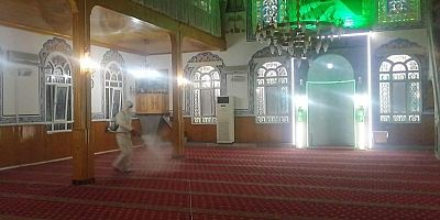 İzmitte Camiler dezenfekte ediliyor