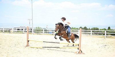 Kartepe Atlı Binicilik Kulübü Yaz Tatili Boyunca Çocukları Bekliyor