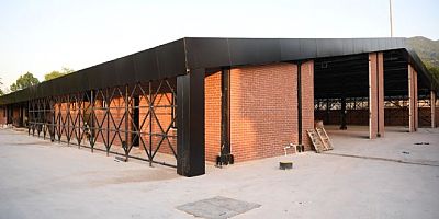 Kartepe kapalı pazar hızla ilerliyor