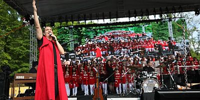 Kıraç ve 100. Yıl Korosu bayrama coşku kattı