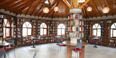 Kitap Kafede ücretsiz meyve suyu ve kek ikramı