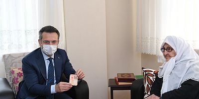 Kocaeli Valisi asırlık Aişe nineyi ziyaret etti