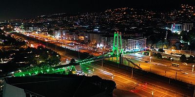 Kocaelinde üst geçitler yeşile büründü