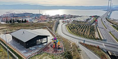 Köprü manzaralı seyir terasında kafeterya tamam