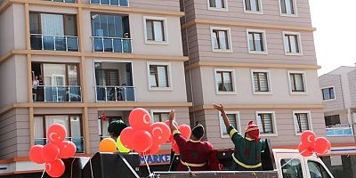 Körfez’de Hacivat ve Karagöz Sokağa İndi