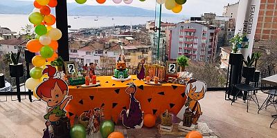 KÖRFEZ MANZARASI EŞLİĞİNDE ŞEHR-İ İZMİT KAFE