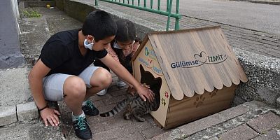 Küçük kuzenlerin hayvan dostuna kulübe