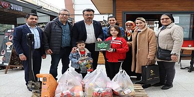 Minik Haticenur bileklik ve kolye satarak elde ettiği geliri depremzedelere bağışladı