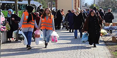 Öğrencilerden yaşlıların yüzünü güldüren yardım