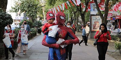 Örümcek adamlı maske farkındalığı etkinliği