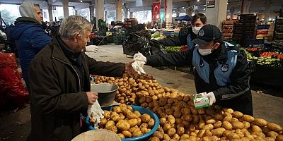 Pazarcılara Maske ve eldiven dağıtıldı