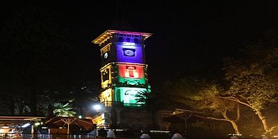 Saat kulesi Azerbaycan renklerine büründü