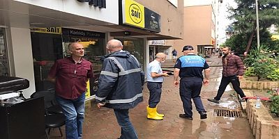 İzmitte Sağanak Yağışa Karşı Seferber Oldular