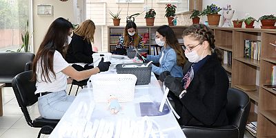 Sağlık çalışanları için günde 200 siperlik üretiyorlar