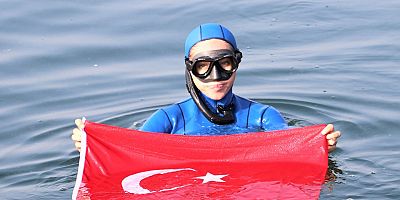 Şampiyon Şahika Ercümen, İzmit Körfezi’ne daldı 