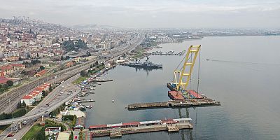 SEKA İskelesi, yüzer vinç ile yıkılıyor