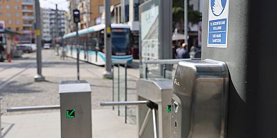 Tramvay istasyonlarına el dezenfektanı takıldı