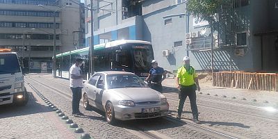 Tramvay yoluna park edilen araçlar çekiliyor