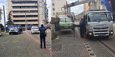 Tramvay yoluna park edilen araçlar çekiliyor